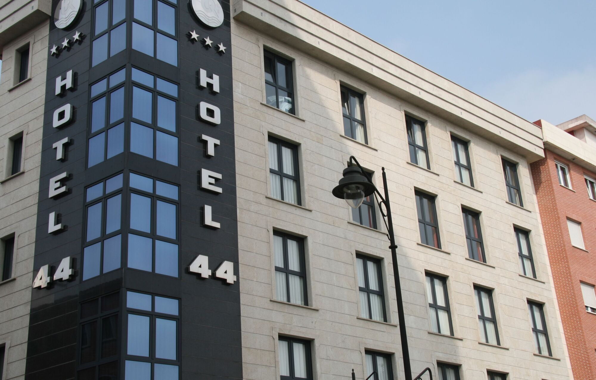 Hotel 44 Gijon Bagian luar foto